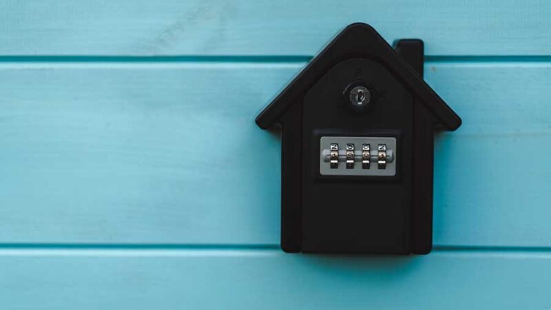 Schlüsseltresor im Außenbereich stilvoll integrieren: 10 unauffällige Lösungen