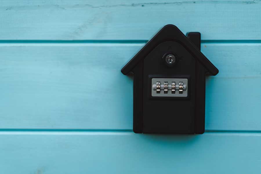 Schlüsseltresor im Außenbereich stilvoll integrieren: 10 unauffällige Lösungen